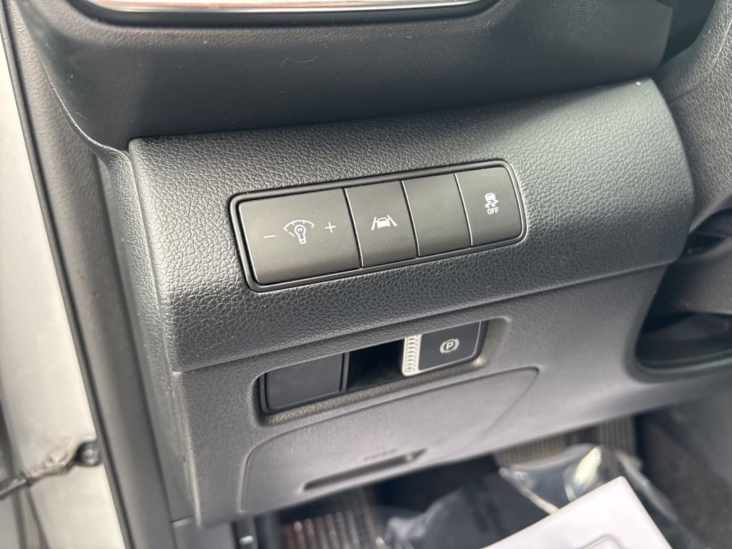 Used 2021 Silver Hyundai SE image 21