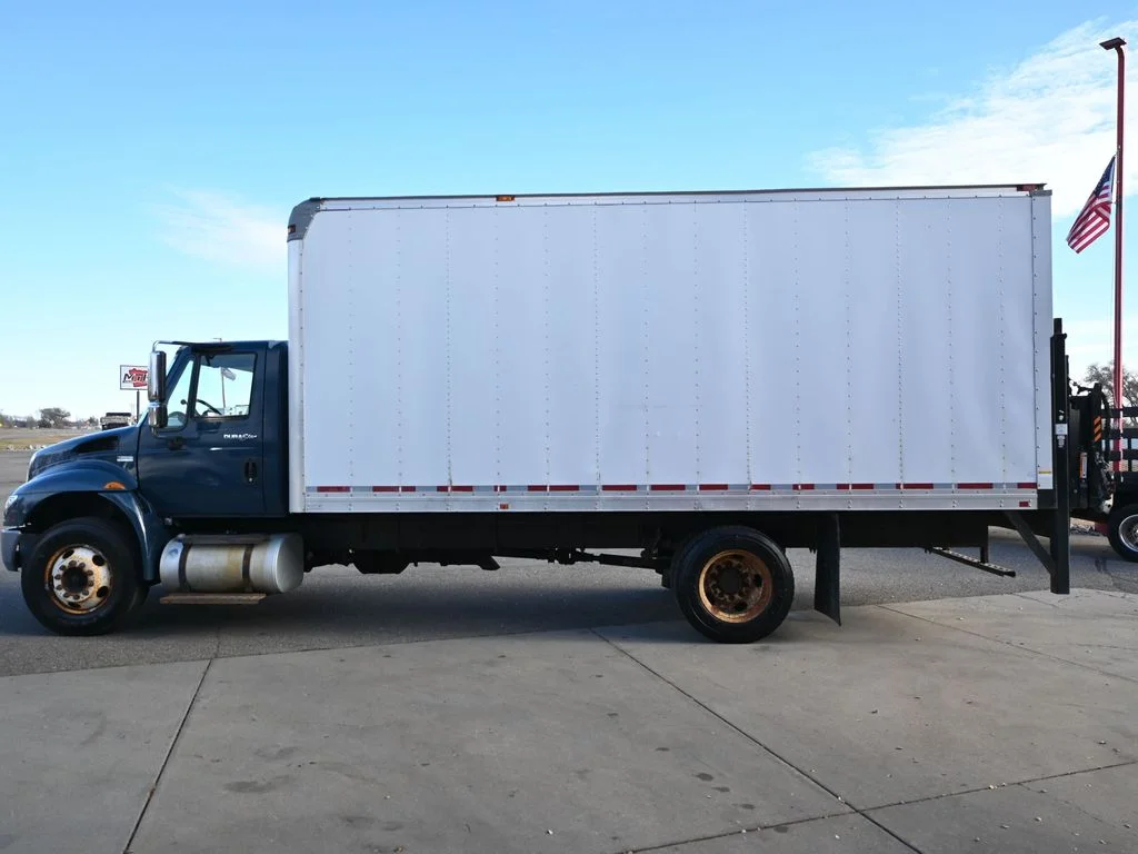 Used 2013 Blue International Series 4400 image 4