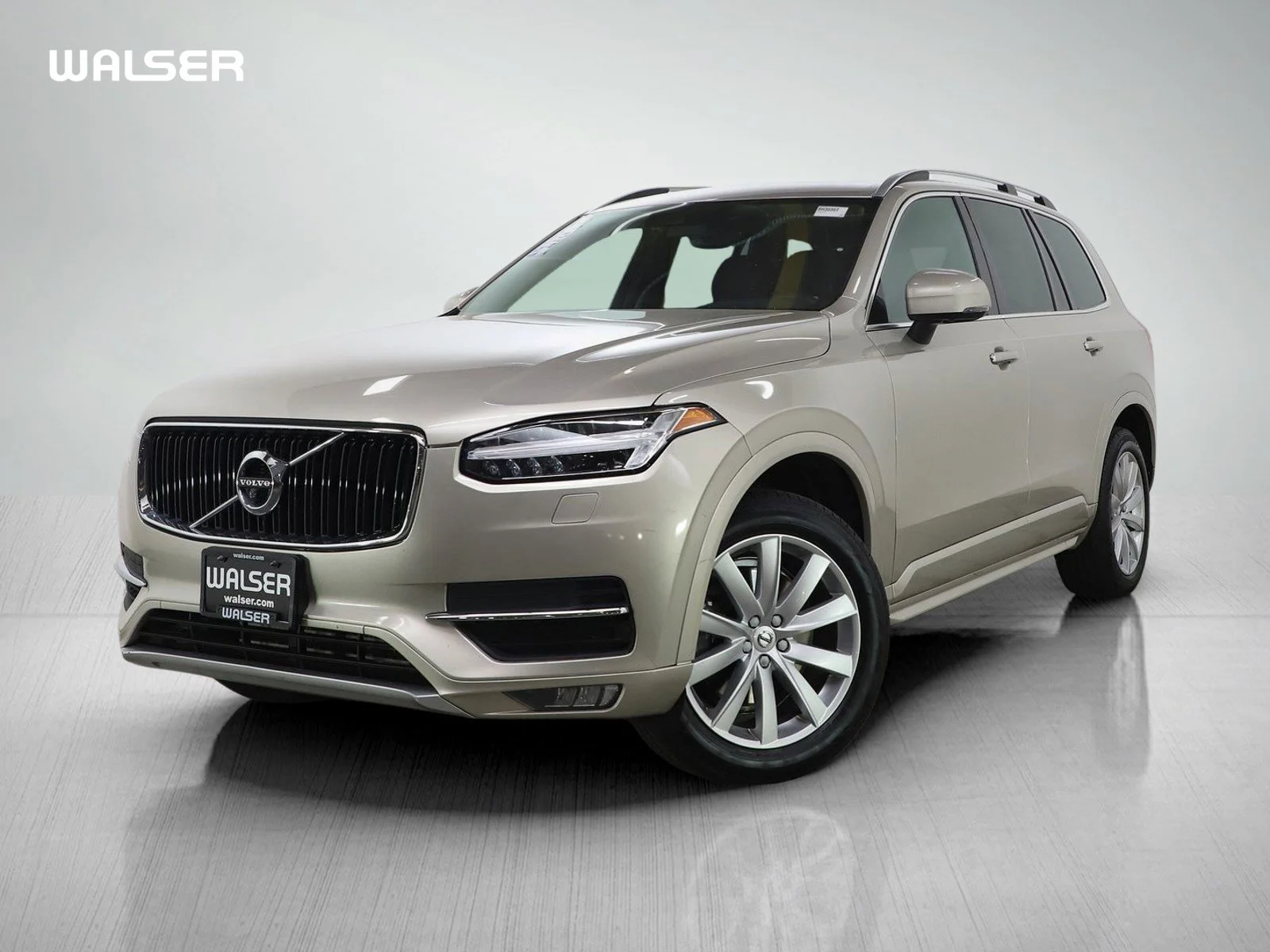 2016 Volvo XC90 T6 AWD Momentum's photo