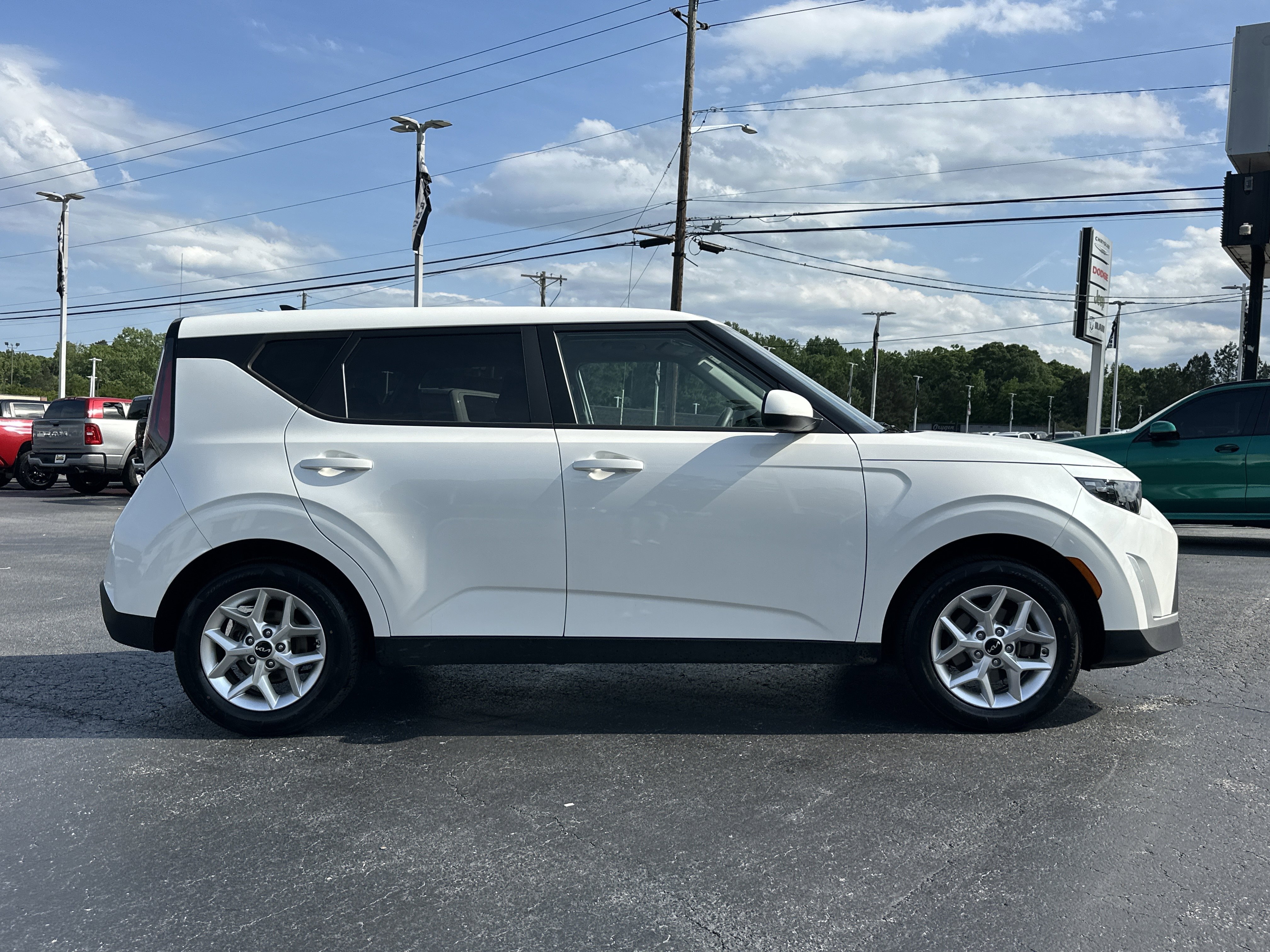 Used 2024 Snow White Pearl Kia LX image 9