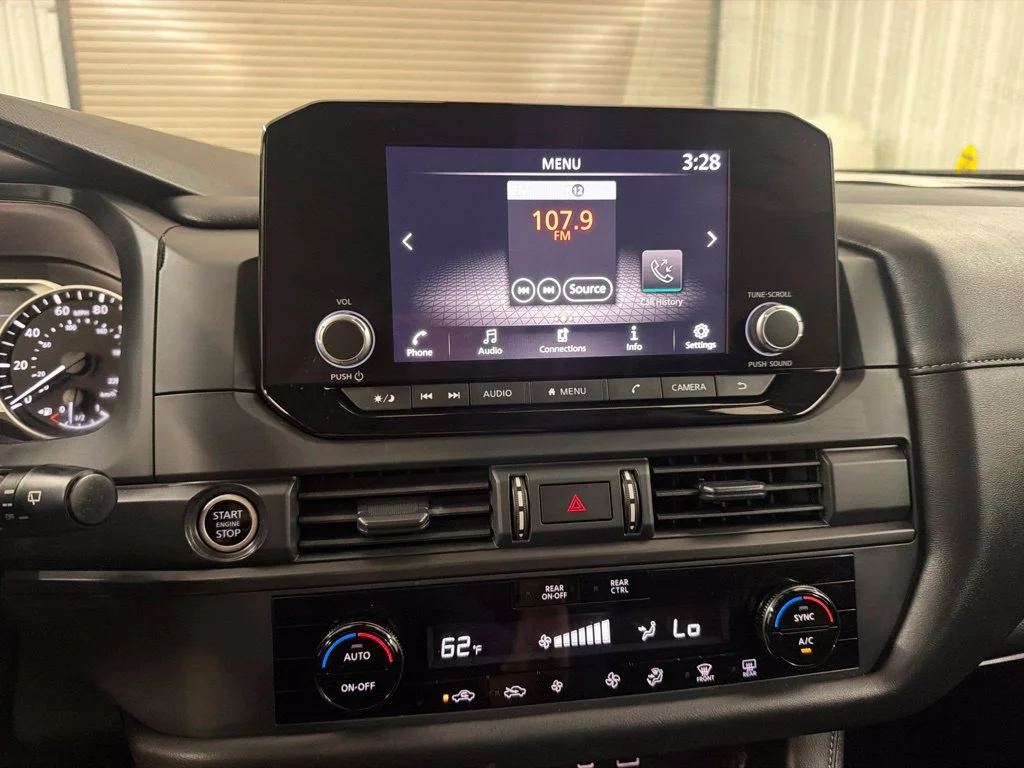 Used 2024 Glacier White Nissan S image 29