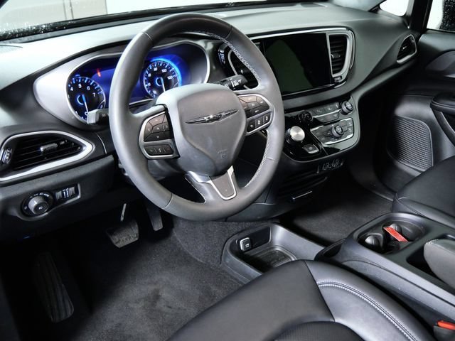 Used 2025 Black Chrysler Select image 3
