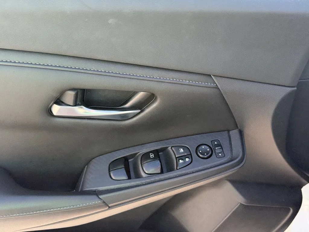 Used 2020 Aspen White Nissan SV image 9