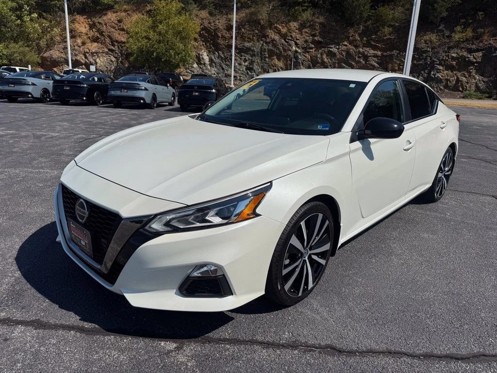 Used 2021 Qab/ White Tricoat Nissan 2.5 SR image 3