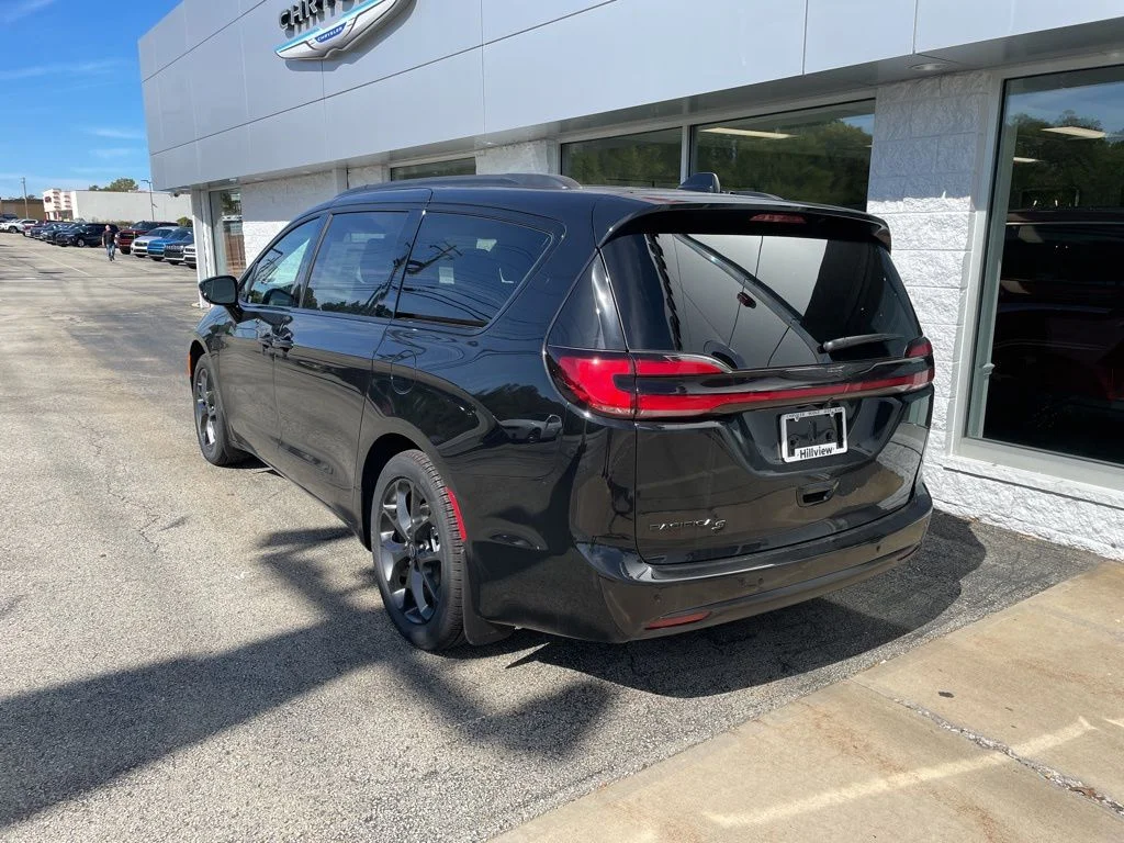2026 Chrysler Pacifica Select - Photo 3