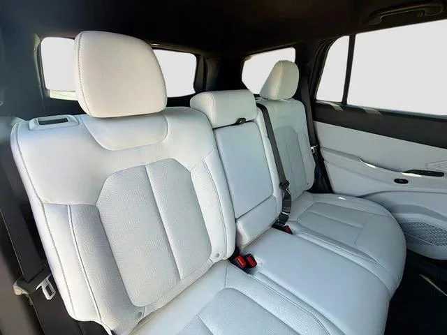 New 2026 Diamond Black Crystal Pearlcoat Jeep Laredo image 30