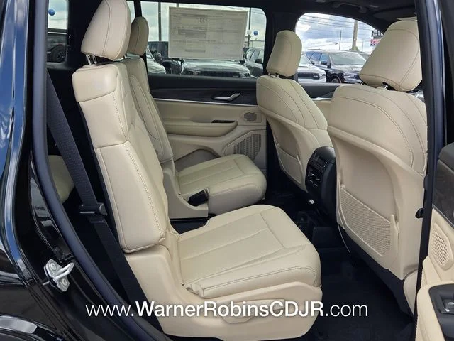 New 2026 Diamond Black Crystal Pearl-Coat Exterior Paint Jeep Limited image 17