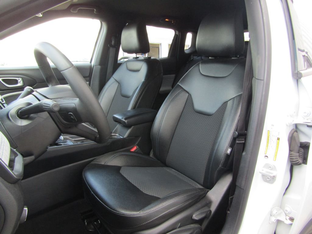 Used 2024 White Jeep Latitude image 9