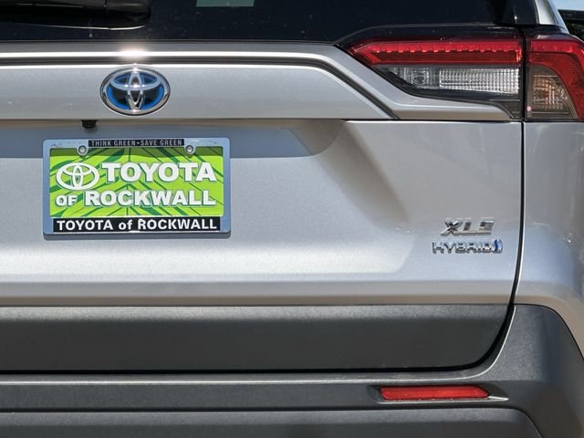 Used 2022 Silver Toyota XLE Premium image 6