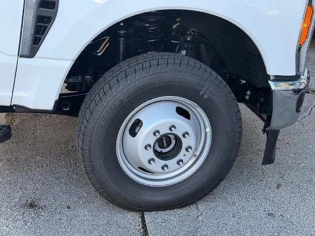New 2027 Oxford White Ford F-350® XLT image 31