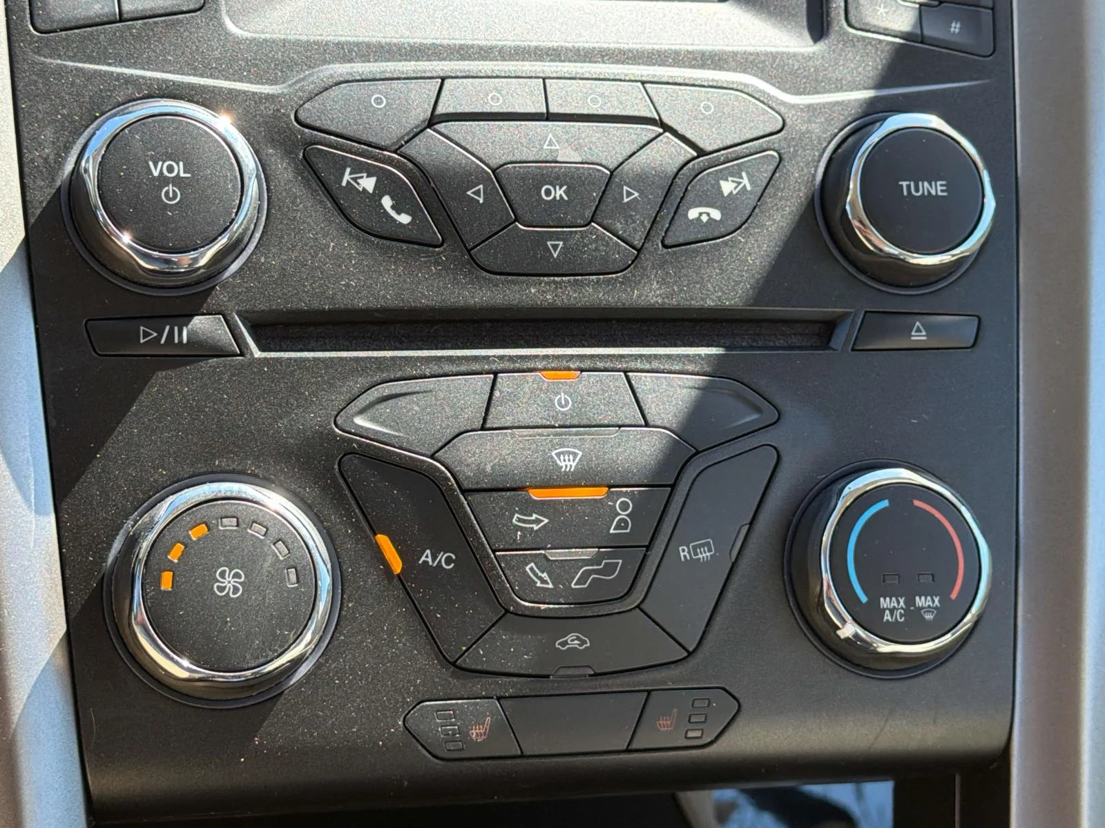 Used 2017 Shadow Black Ford SE image 18