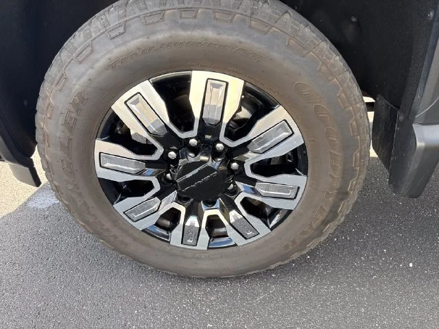 Used 2025 Onyx Black GMC Denali image 32