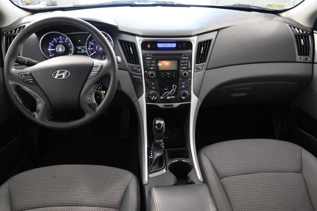 Used 2011 Radiant Silver Metallic Hyundai GLS image 2