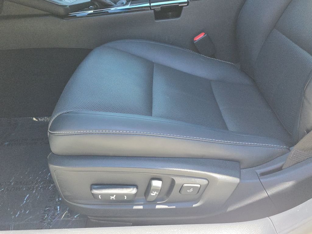 Used 2016 White Lexus 300h image 19
