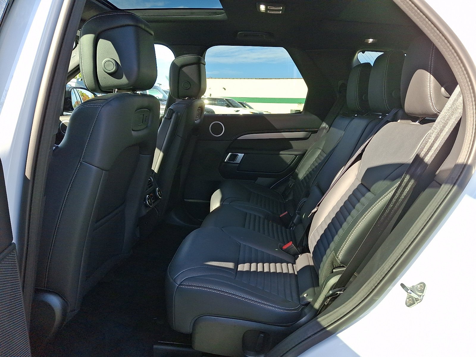 Used 2025 Fuji White   1Aa Land Rover Dynamic SE image 17