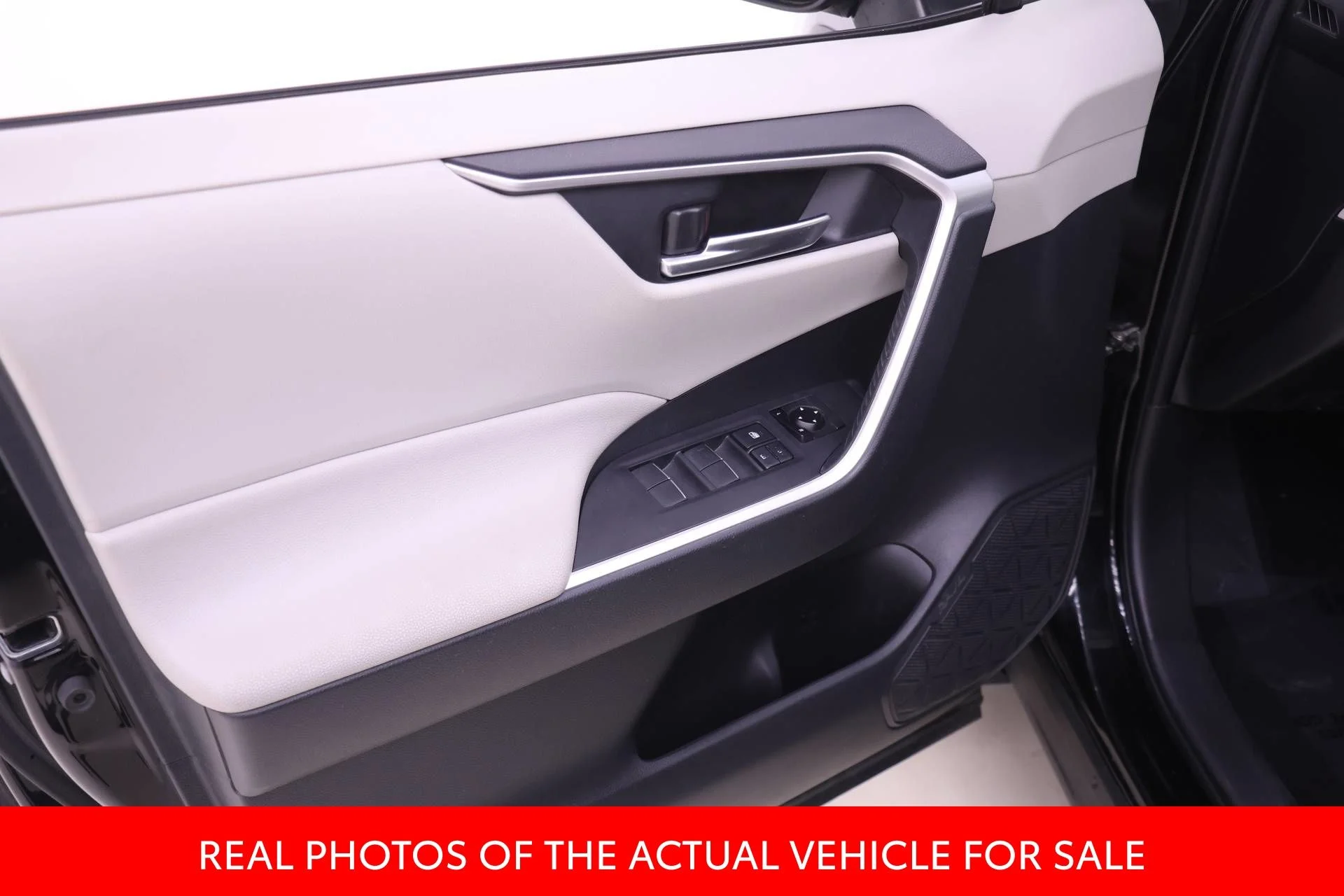 Certified Used 2019 Black Toyota XLE Premium image 9