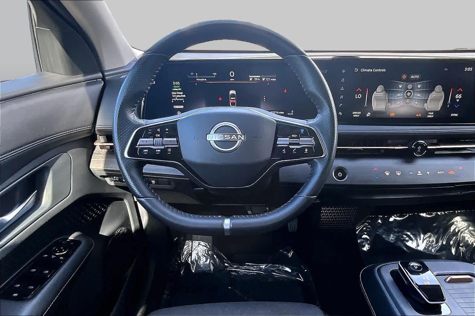 Used 2023 Everest White Pearl Tricoat/Black Diamond Pearl Nissan VENTURE+ image 5