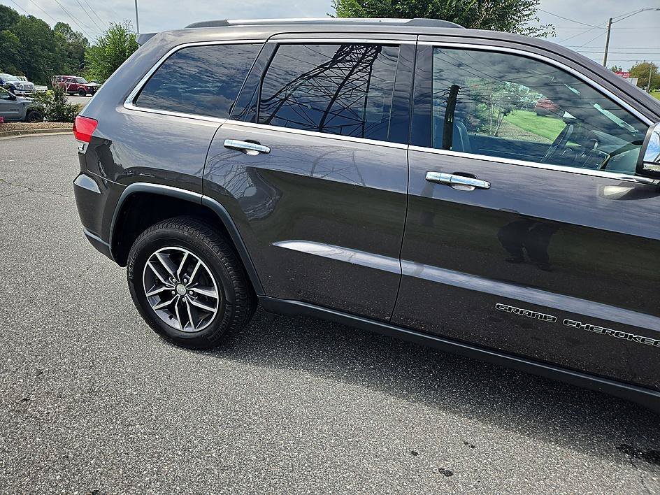 Used 2017 Granite Crystal Metallic Clearcoat Jeep Limited image 9