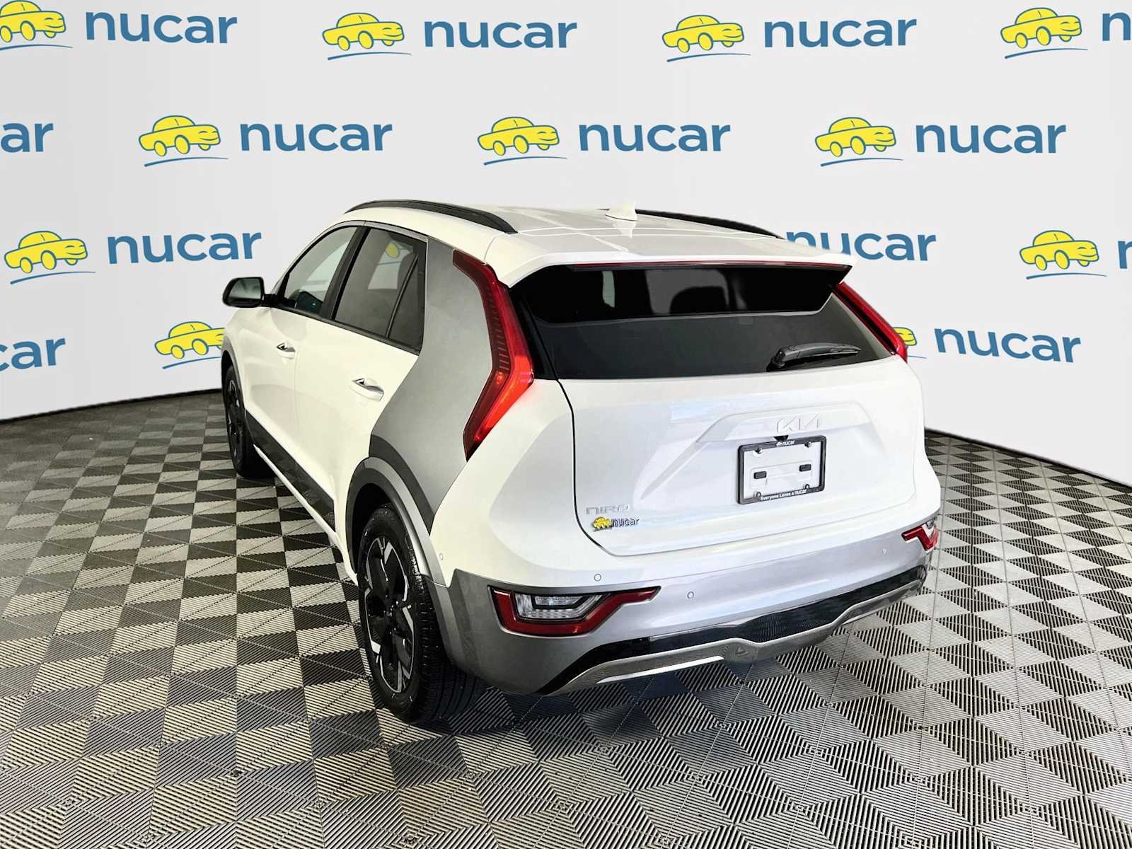 Used 2025 Snow White Pearl Kia Wave image 5
