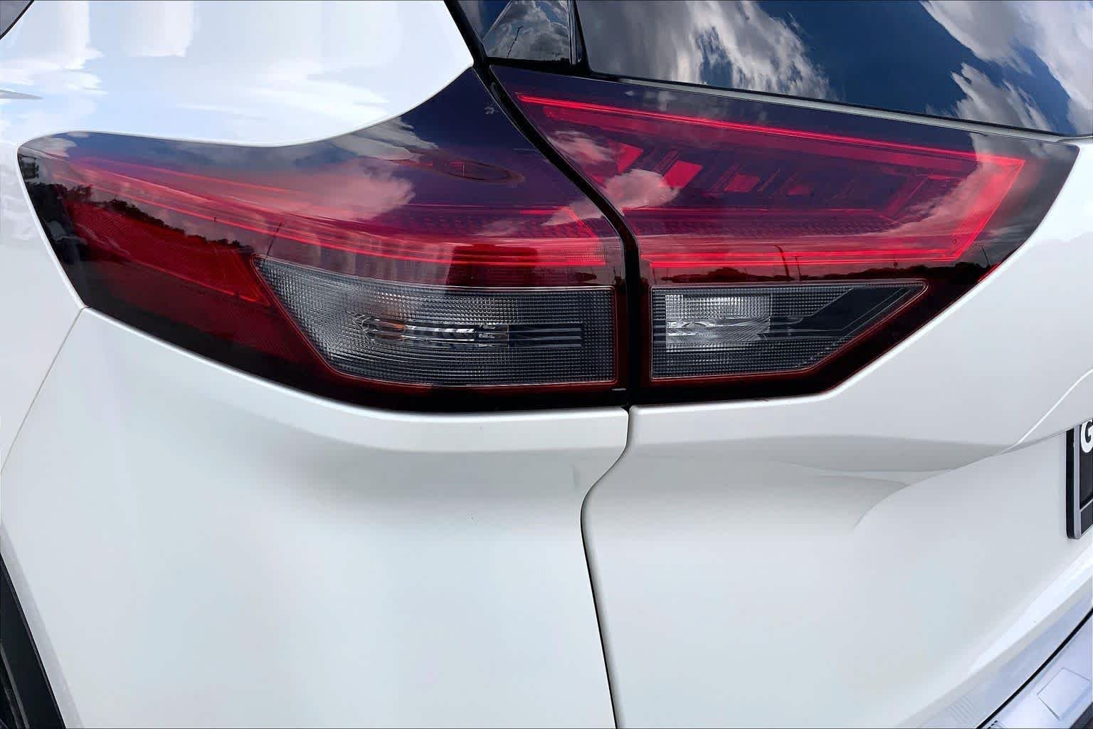 Used 2021 Pearl White Tricoat Nissan Platinum image 28