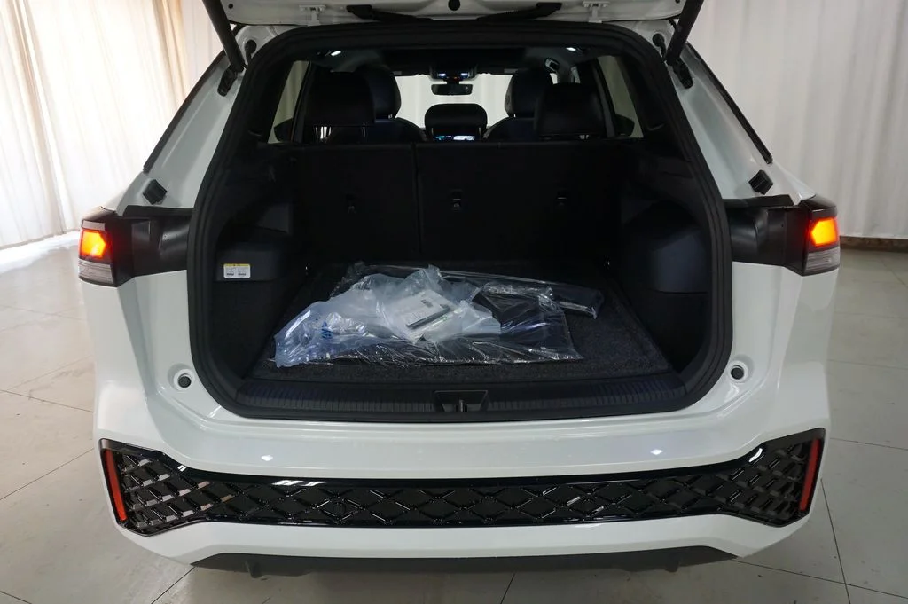 New 2026 White Volkswagen 2.0T SE R-Line Black image 28
