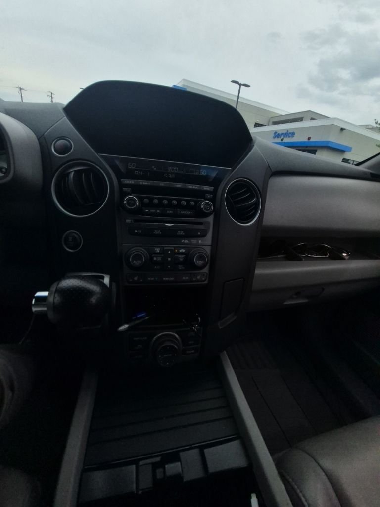 Used 2014 Taffeta White Honda Touring image 10