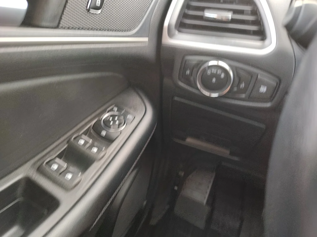 Used 2024 Oxford White Ford SEL image 19