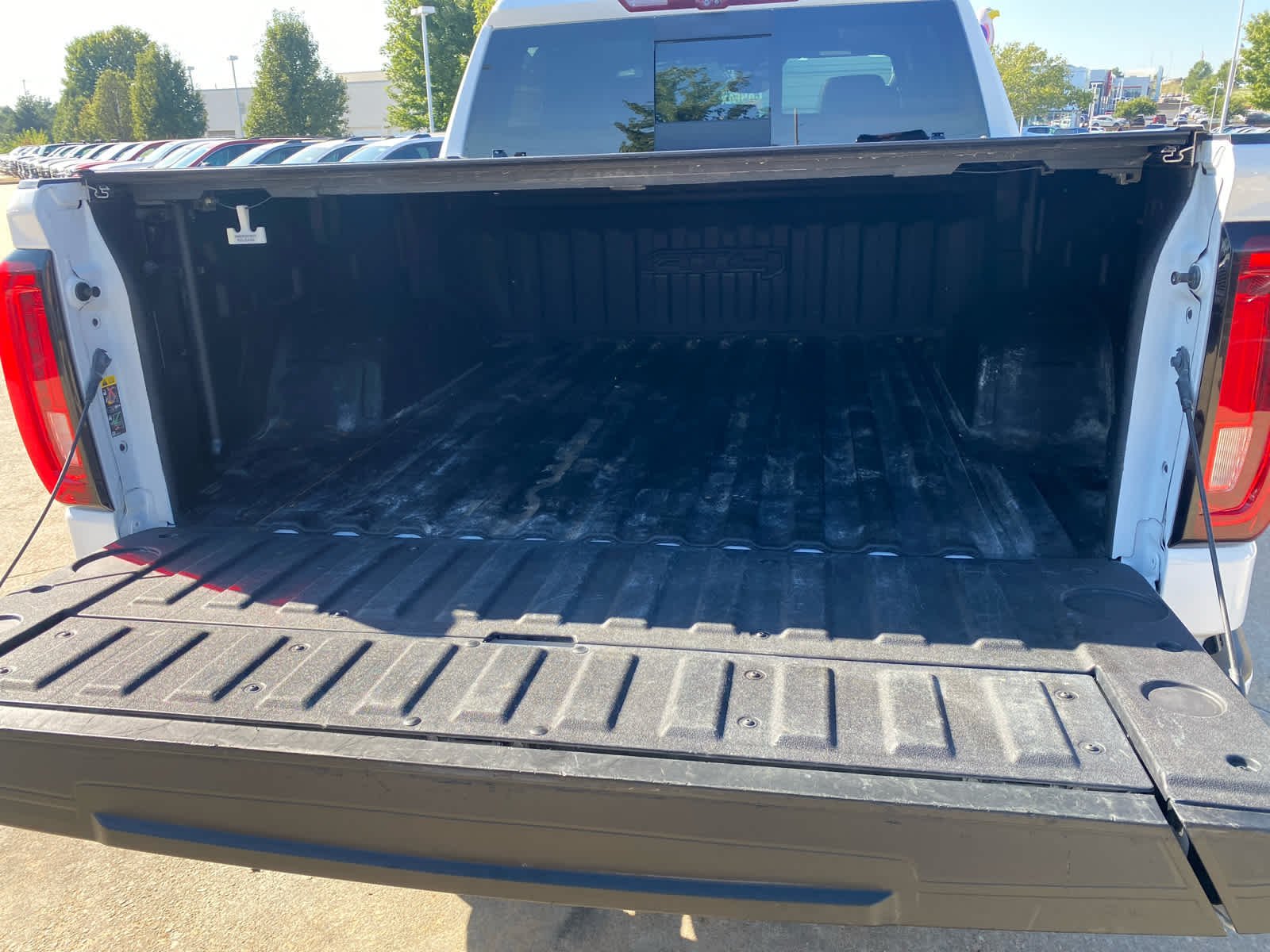 Used 2023 SUMMIT WHITE GMC AT4 image 28