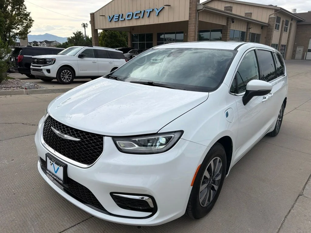 Used 2023 White Chrysler Touring L image 6
