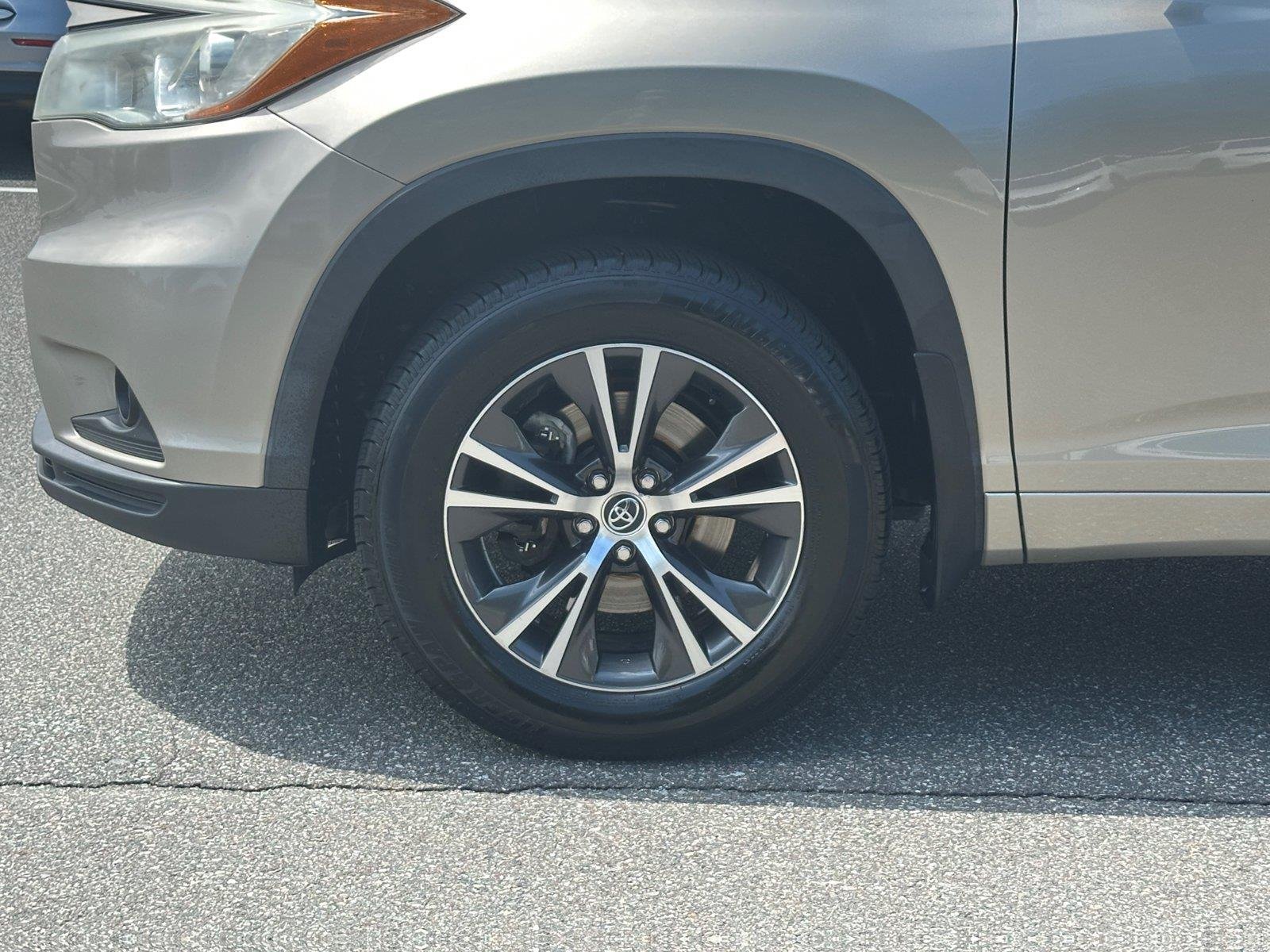 Used 2016 Creme Brulee Mica Toyota XLE image 9