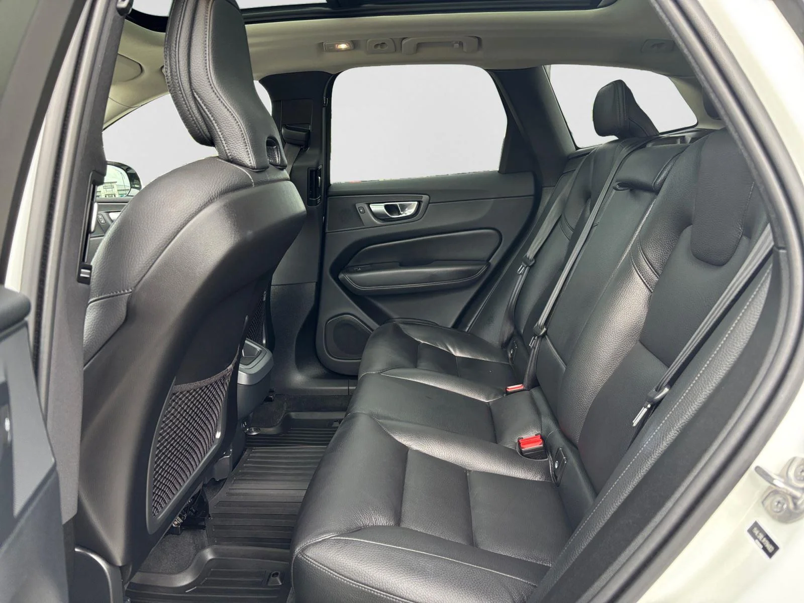 Used 2024 Crystal White Metallic Volvo Plus Dark Theme image 36