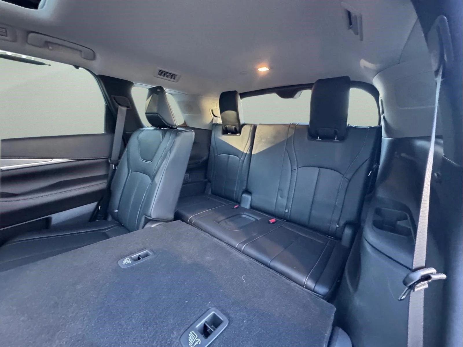 Used 2025 Majestic White INFINITI LUXE image 15