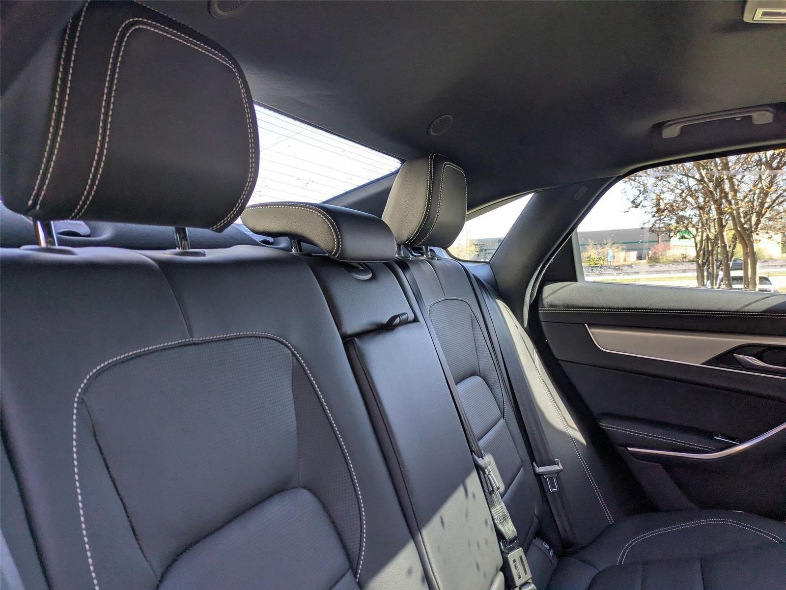 Used 2024 Santorini Black Metallic Jaguar R-Dynamic SE image 33