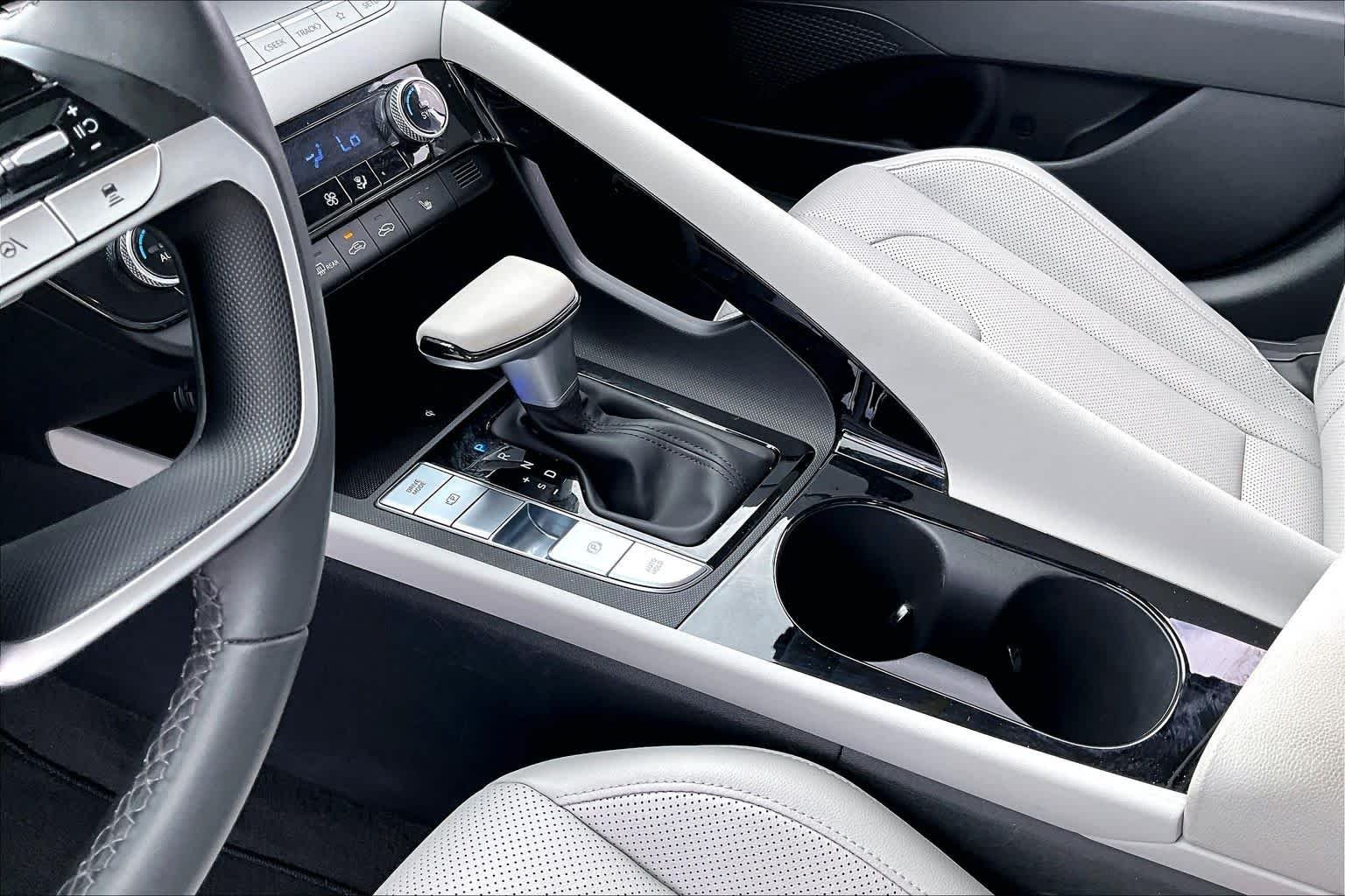 2025 Hyundai Elantra Limited - Photo 30