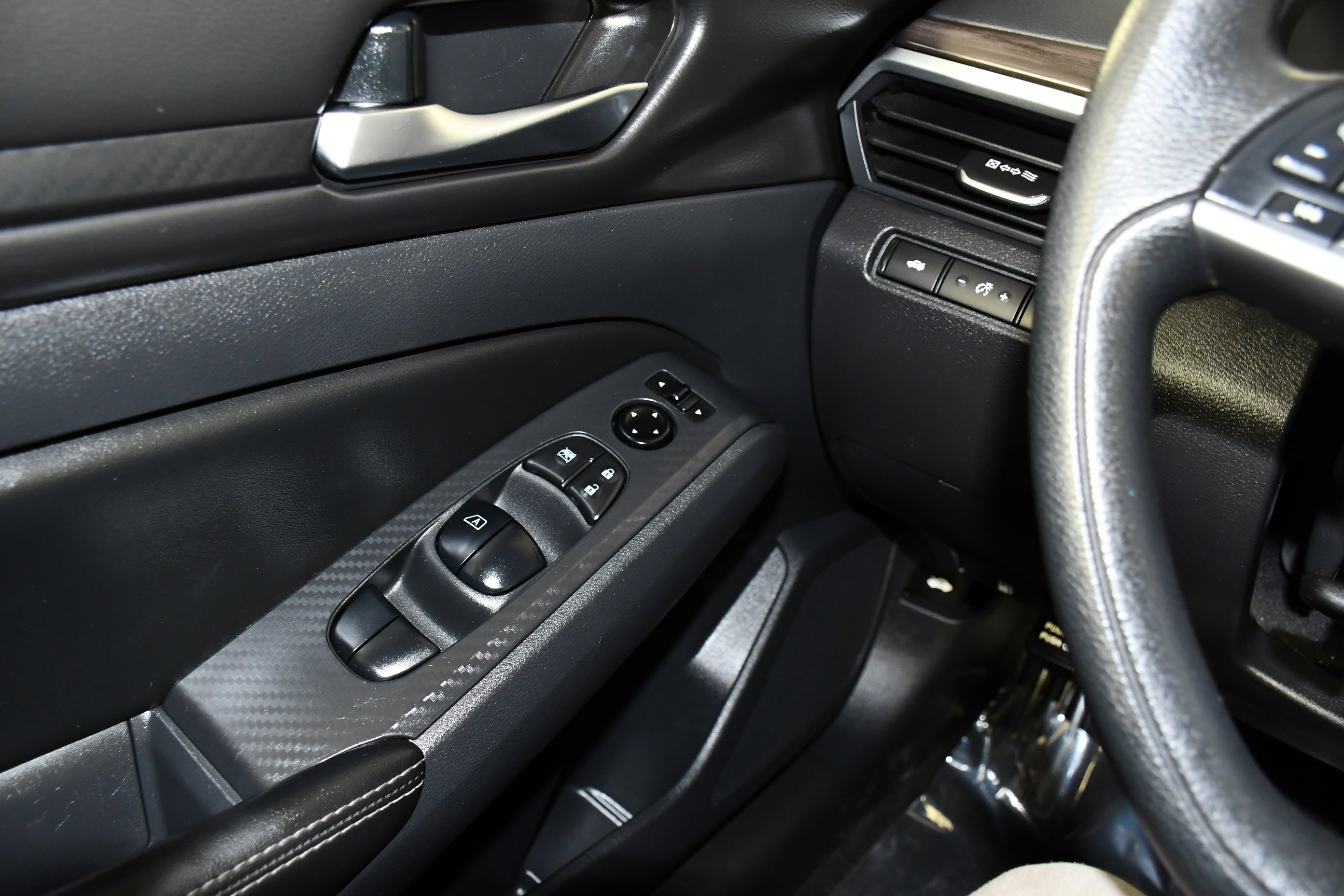 Used 2024 Super Black Nissan 2.5 SV image 32
