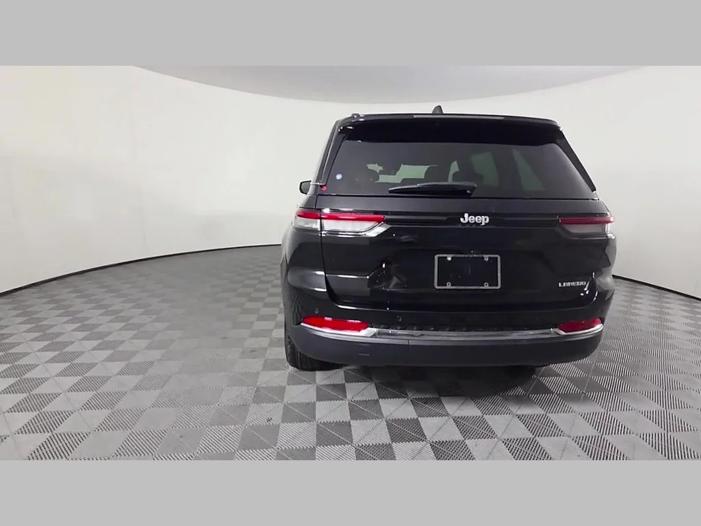 New 2027 High-Gloss Black Paint Jeep Laredo image 28