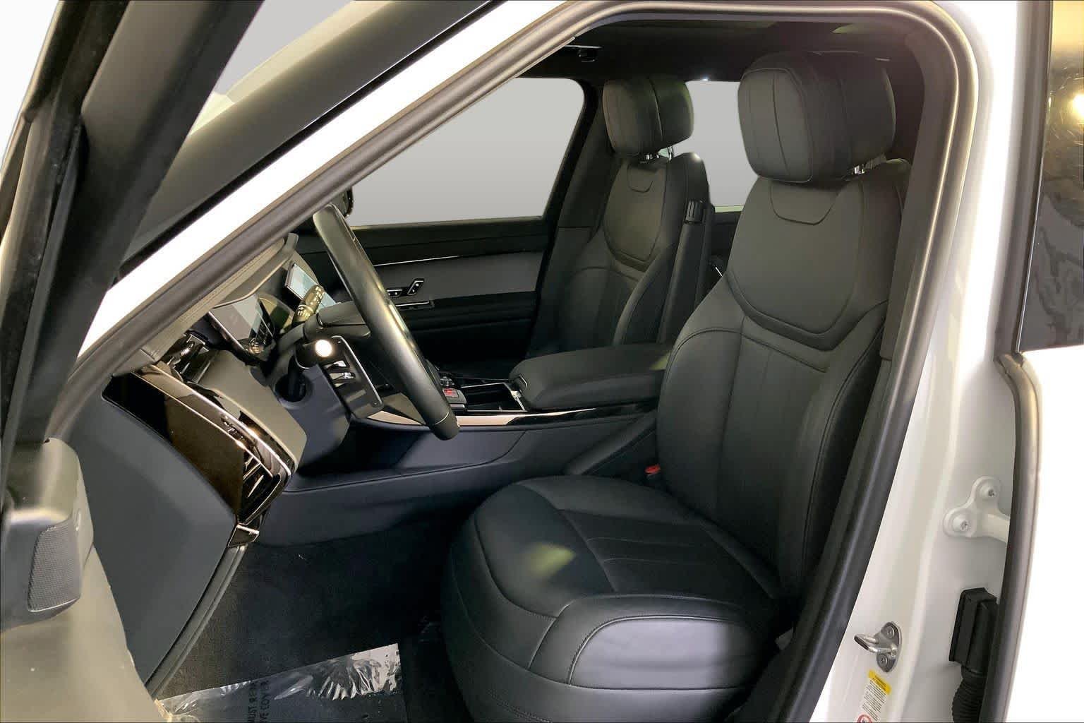 Used 2023 Fuji White Land Rover SE image 9