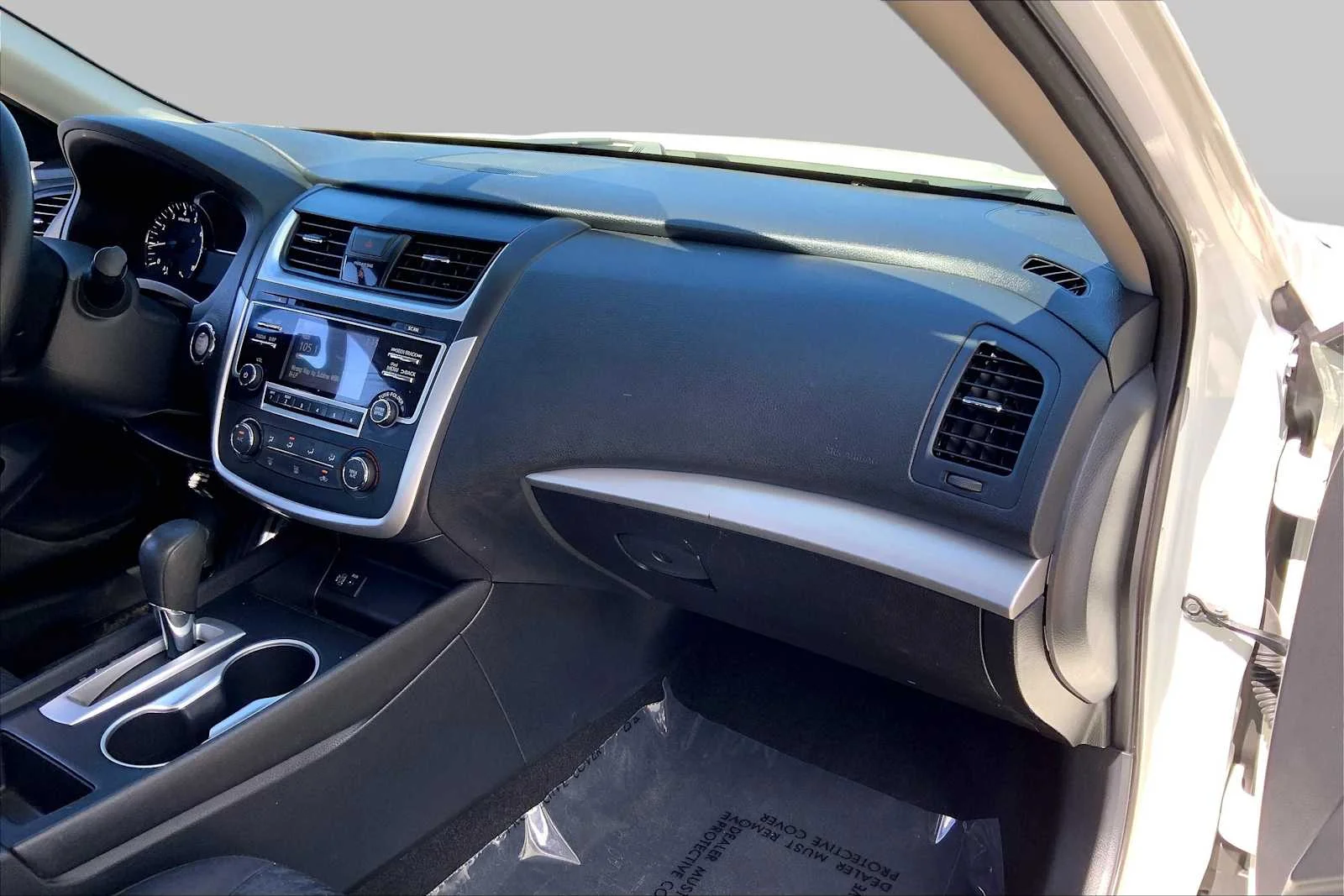 Used 2018 Glacier White Nissan 2.5 S image 17