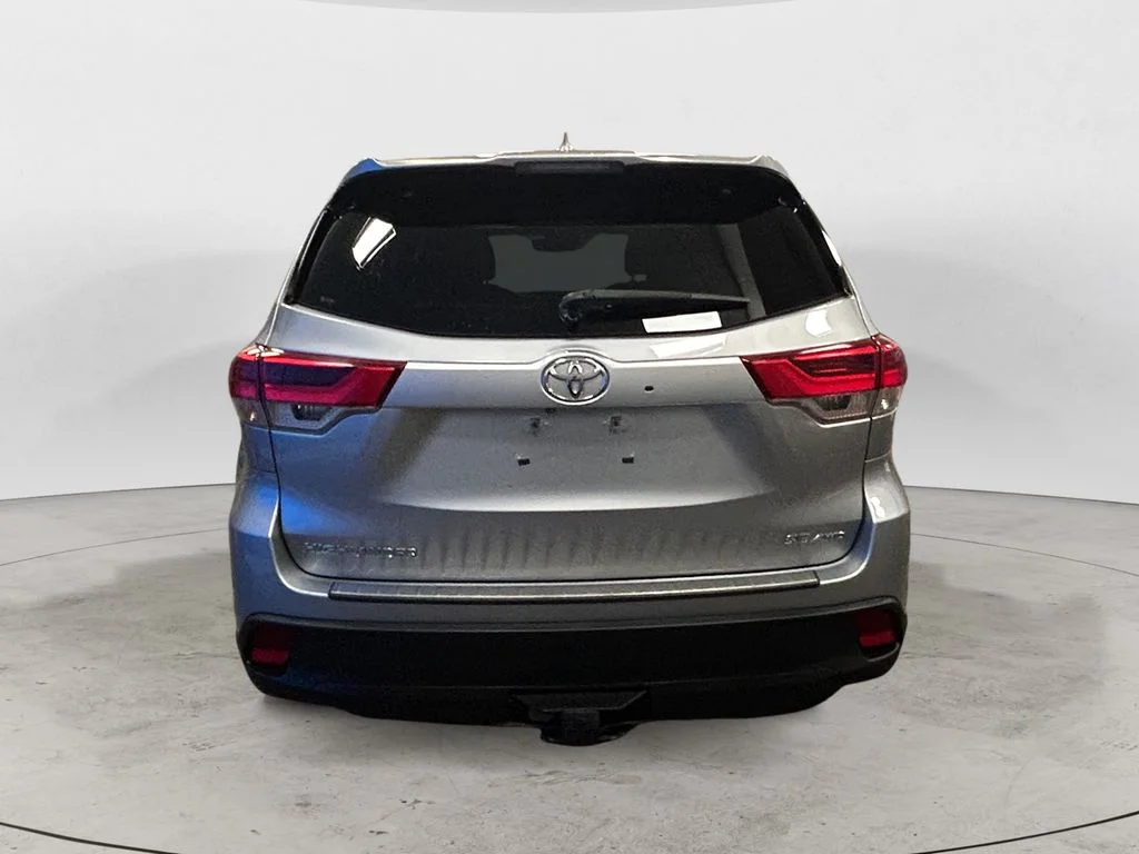 Used 2017 Celestial Silver Toyota XLE V6 image 4