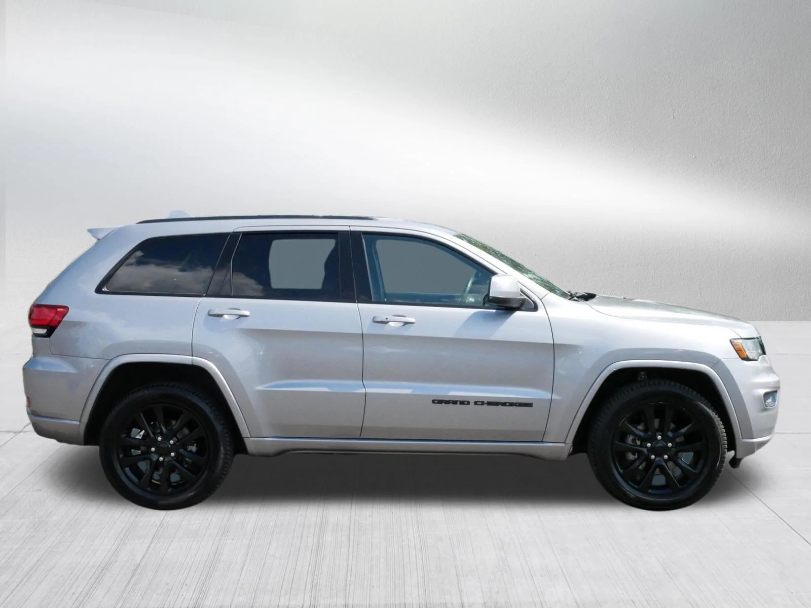 Used 2019 Billet Silver Metallic Clearcoat Jeep Altitude image 8