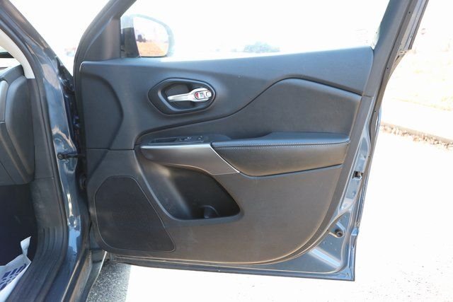 Used 2021 Slate Blue Pearlcoat Jeep Latitude image 24