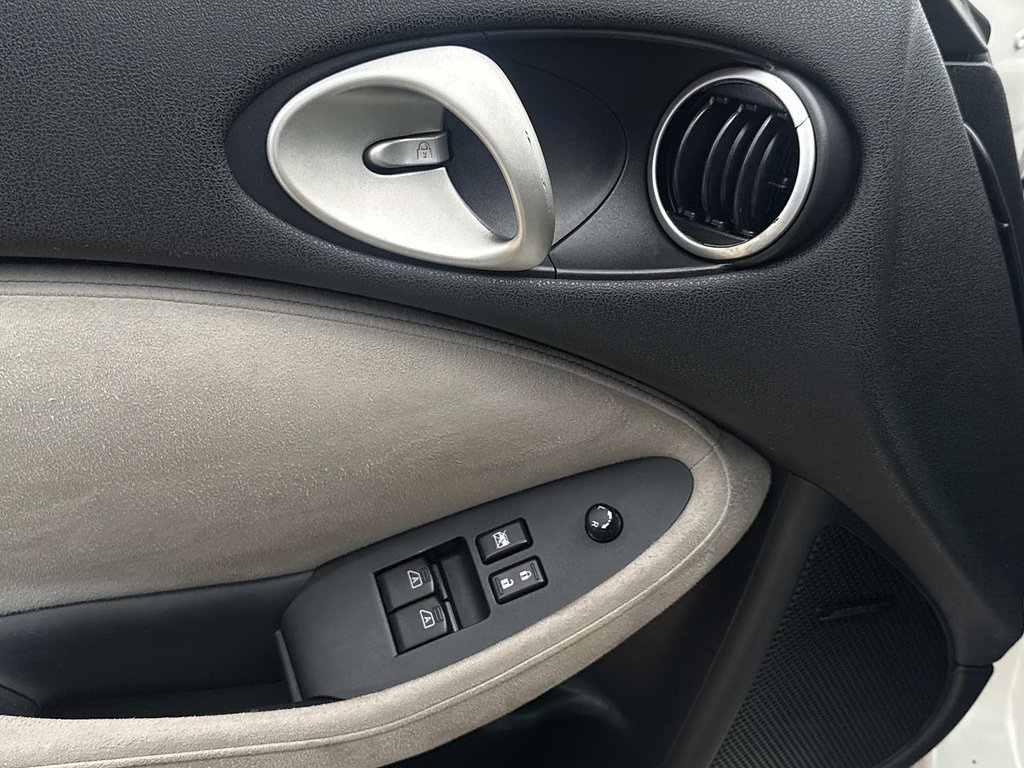 Used 2010 Pearl White Nissan Touring image 18