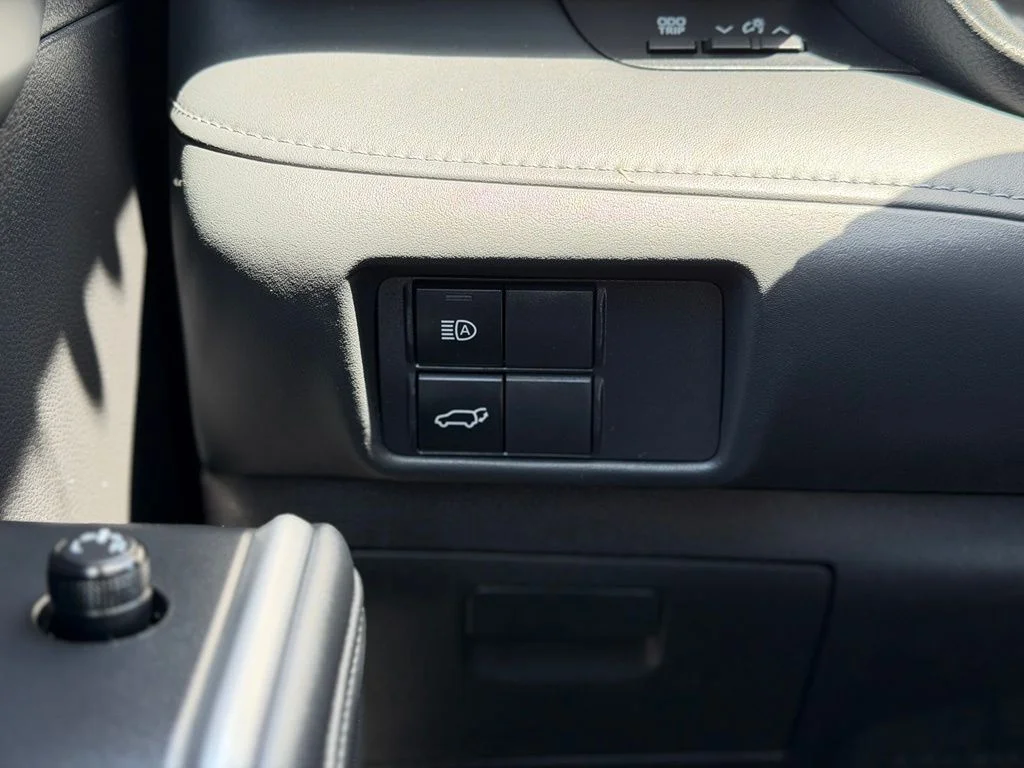 Used 2022  Toyota XLE image 26