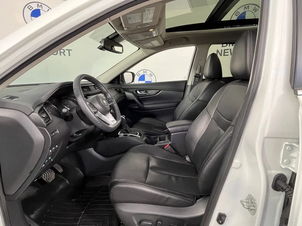 Used 2020 White Nissan SL image 21