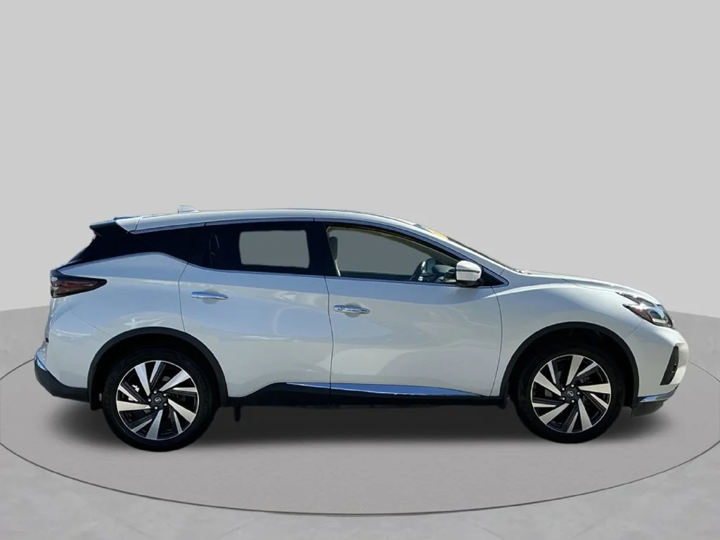Used 2022 White Nissan SL image 10