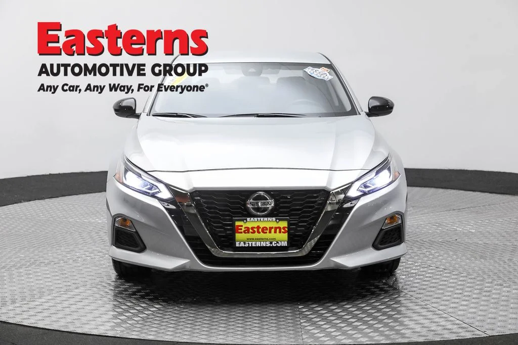 Used 2022 Silver Nissan 2.5 SR image 2