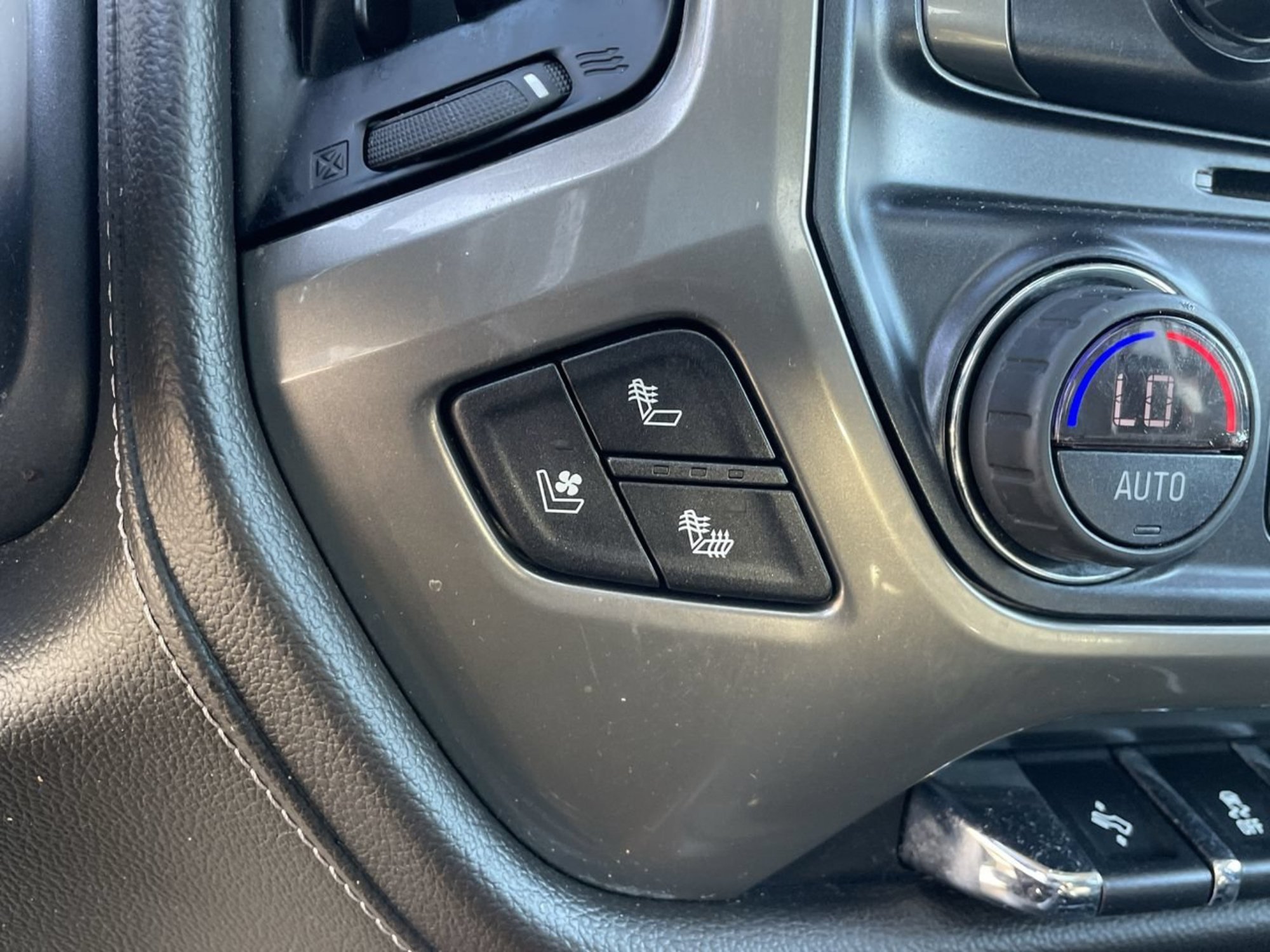 Used 2019 Summit White Chevrolet High Country image 25