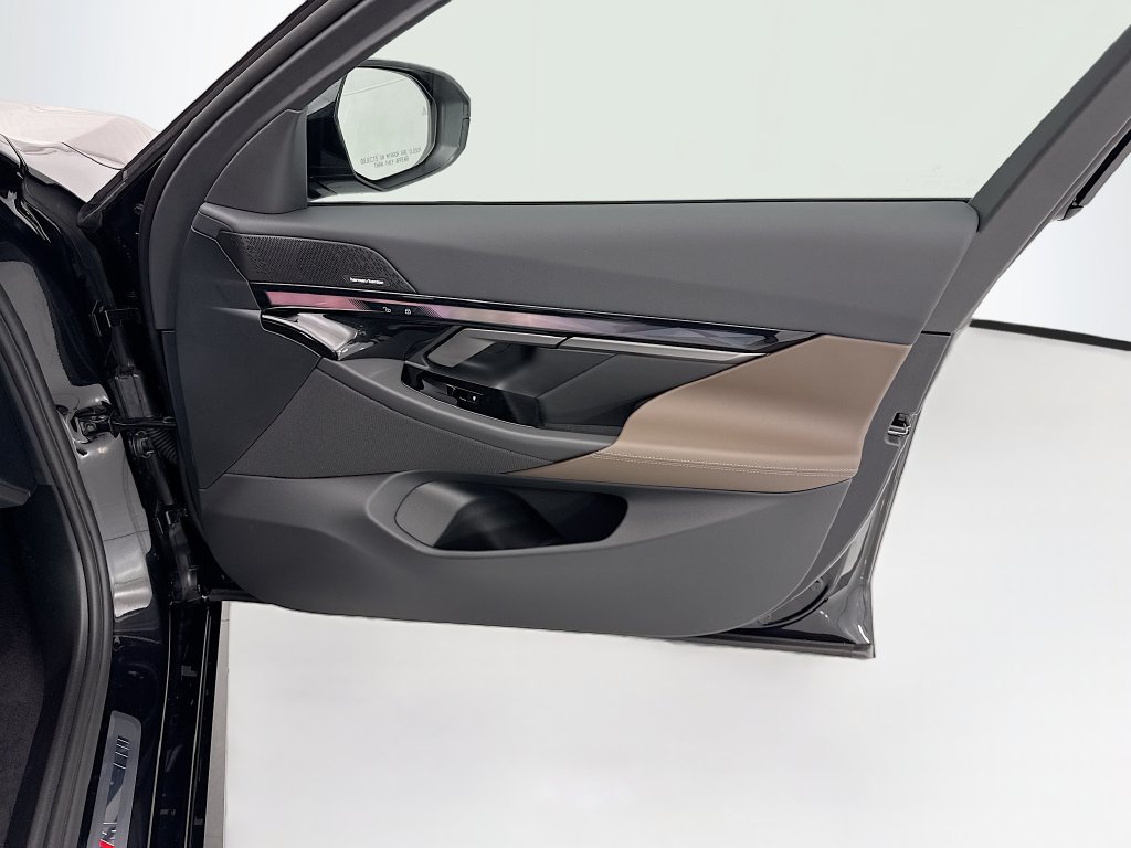 Used 2027 Black Sapphire Metallic BMW 530i xDrive image 24