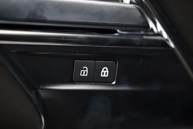 New 2026 Santorini Black Land Rover SE image 29