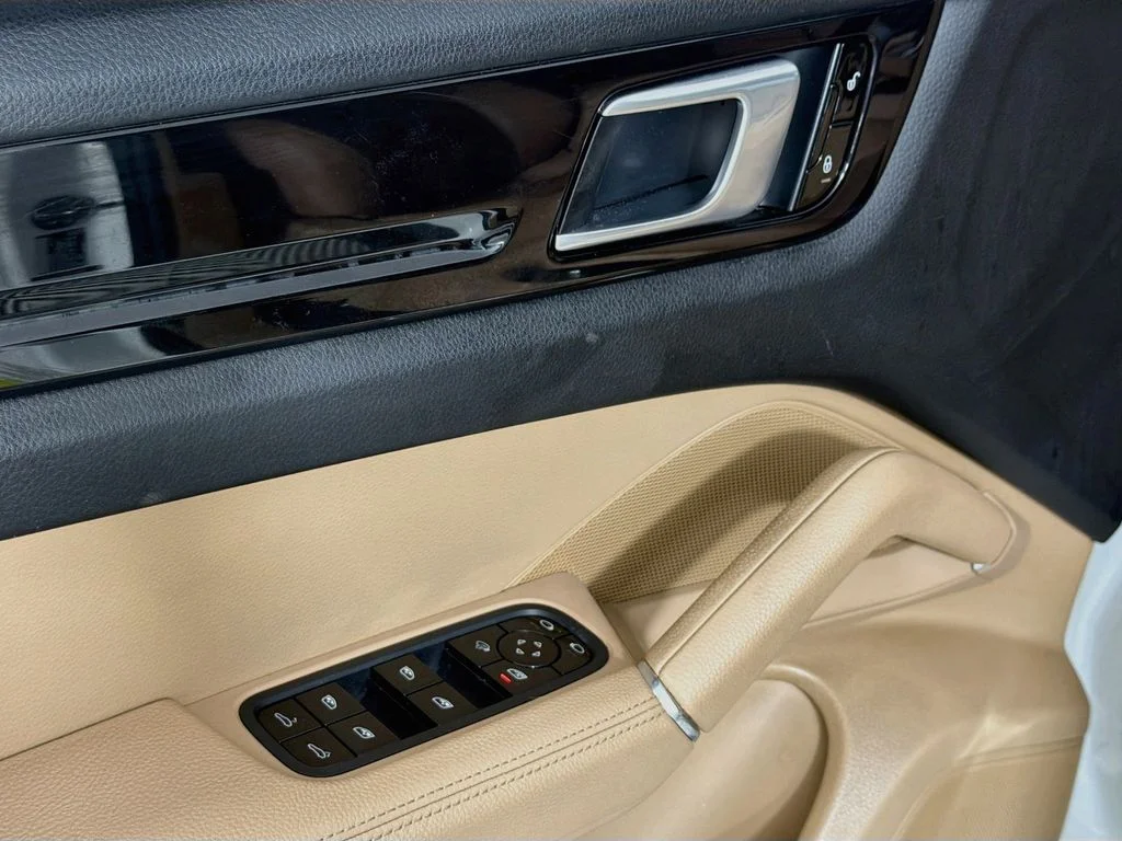 Used 2019  Porsche Base image 18